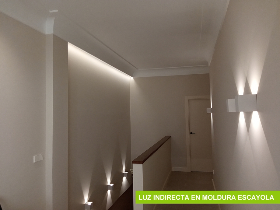En la imágen puede observar un pasillo con armarios y la parte iluminada es la pared decorada con papel.